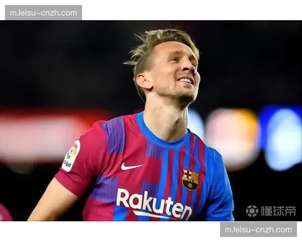 PSV边路传中落点欠佳,卢克·德容在对手包夹下争顶成功率下降 PSV边路传中落点欠佳,卢克·德容在对手包夹下争顶成功率下降